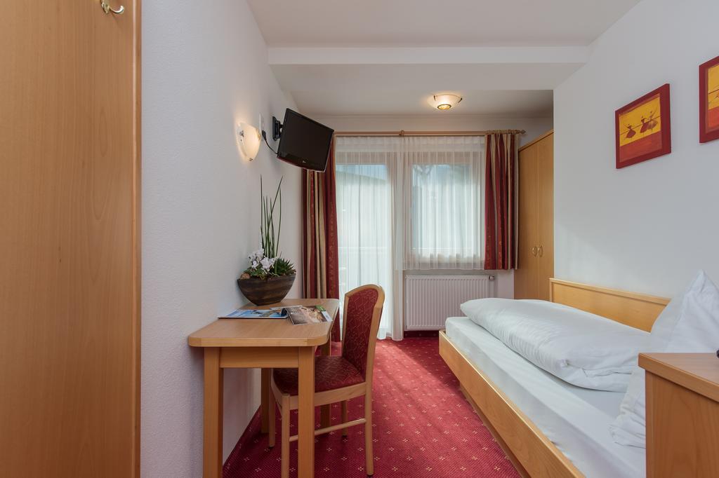 Hotel Garni Hochgruber Brunico Ruang foto
