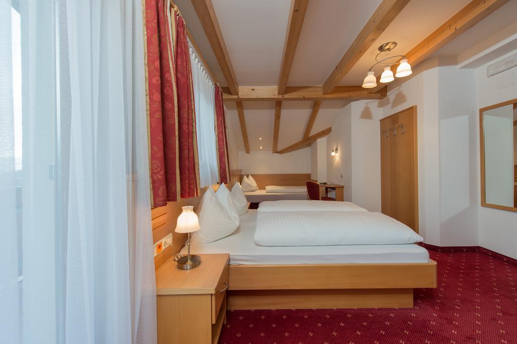 Hotel Garni Hochgruber Brunico Ruang foto