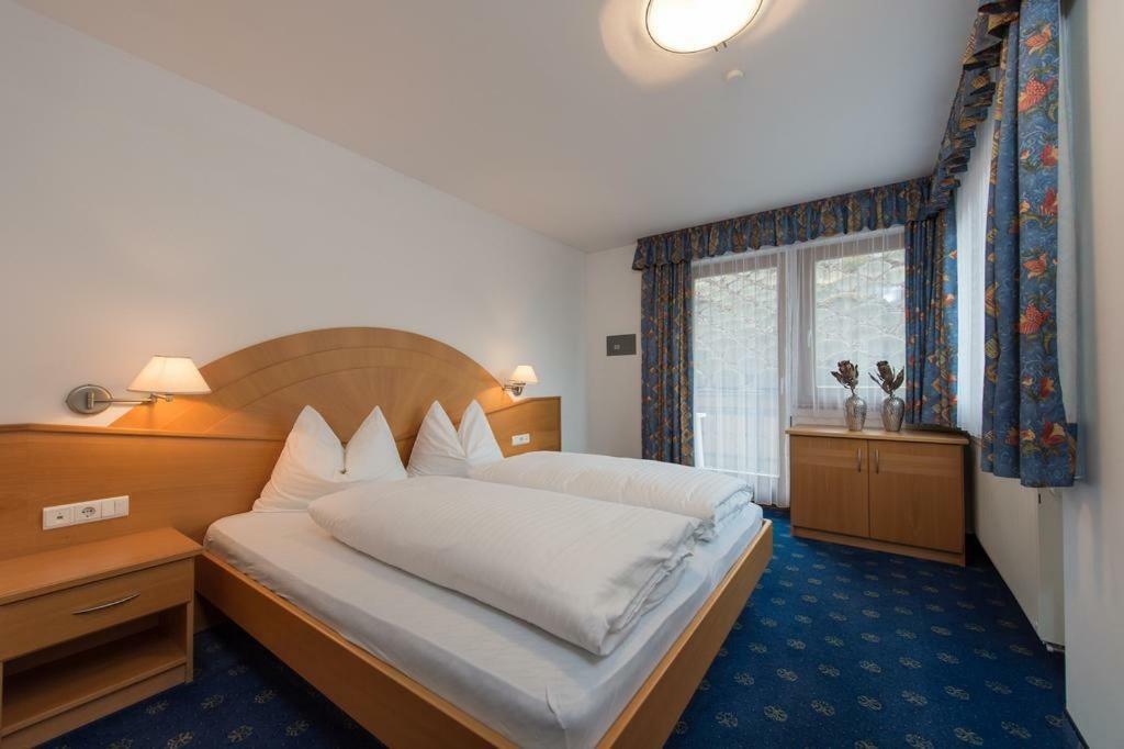 Hotel Garni Hochgruber Brunico Bagian luar foto